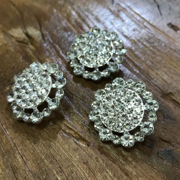 Botão Flor Dupla Prata com Strass